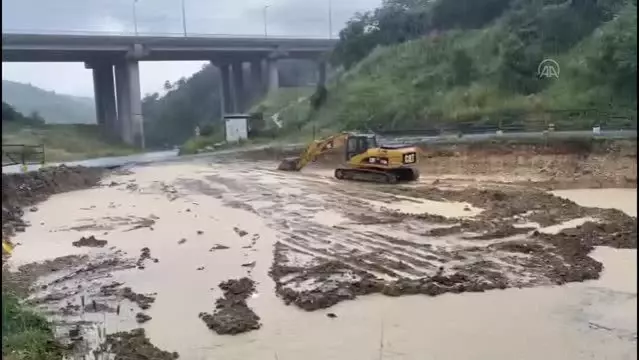 Arnavutköy'de etkili sağanağın ardından su baskınları meydana geldi