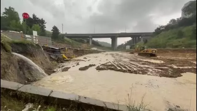 Arnavutköy'de etkili sağanağın ardından su baskınları meydana geldi