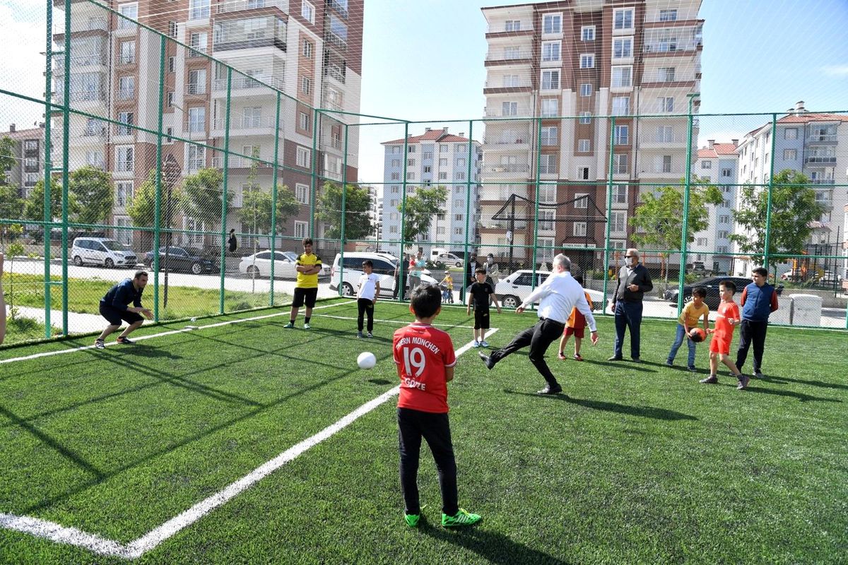 Belediye Başkanı Başdeğirmen çocuklarla top oynadı
