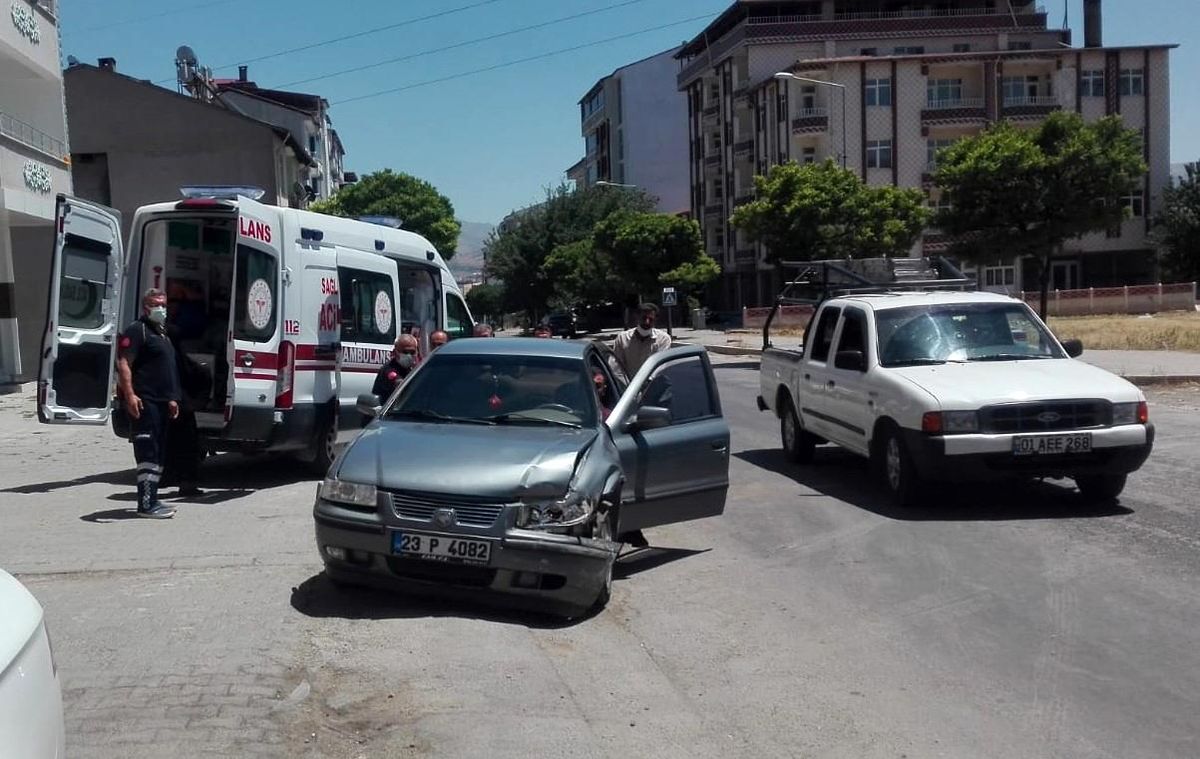 Elazığ\'da trafik kazası: 4 yaralı