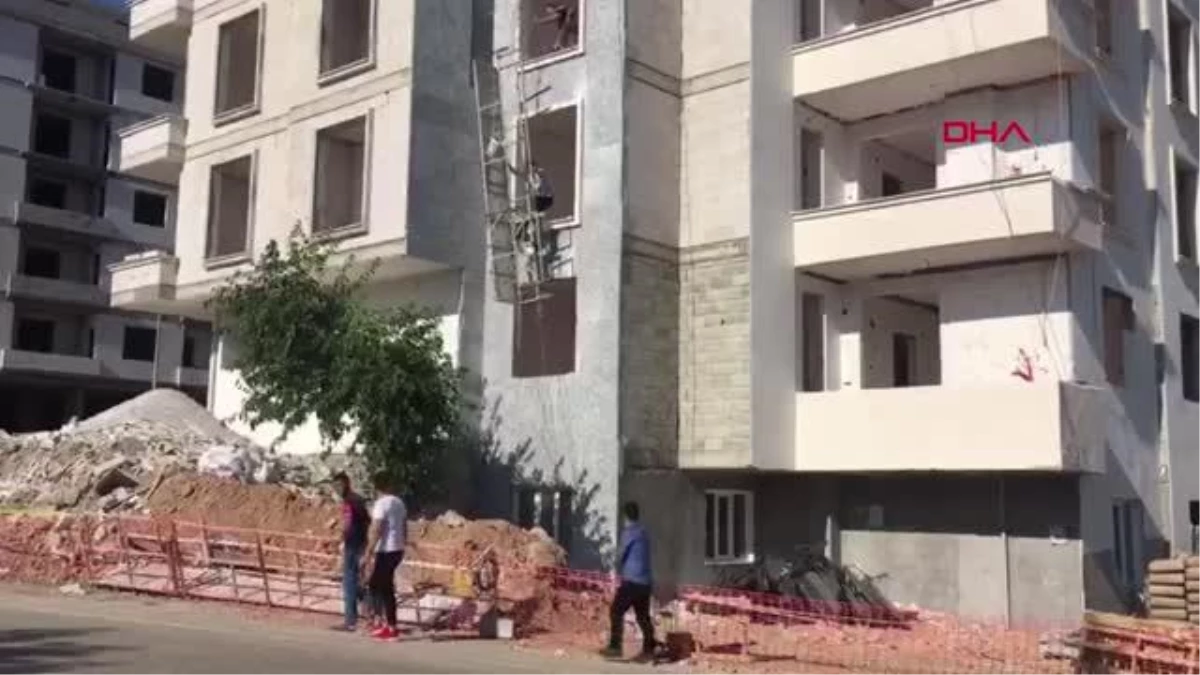 Son dakika gündem: GAZİANTEP İNŞAAT İSKELESİNİN HALATI KOPTU, İŞÇİLER 3\'ÜNCÜ KATTAN DÜŞTÜ: 2 ÖLÜ, 2 YARALI