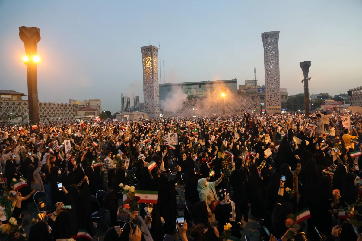 İran\'da cumhurbaşkanlığı seçimlerini kazanan muhafazakarlar kutlama yaptı