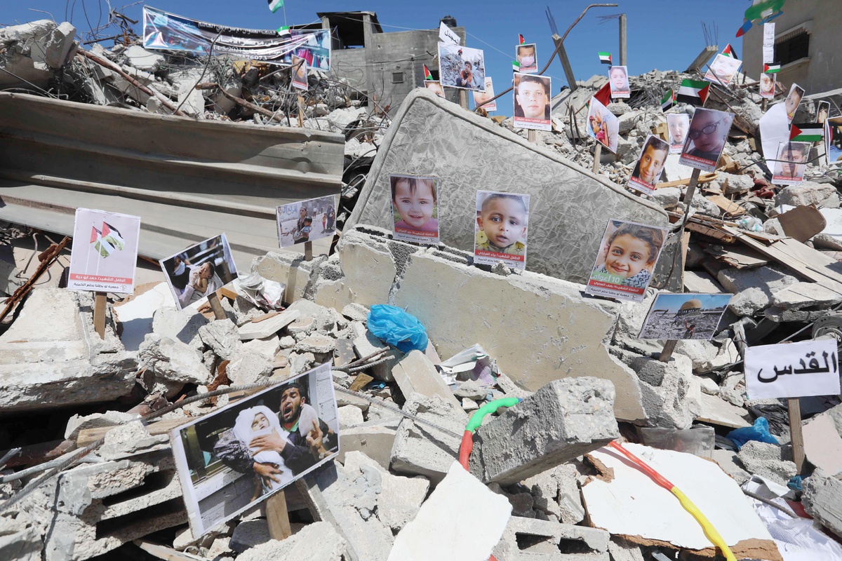 İsrail saldırılarında ölen çocukların fotoğrafları Gazze\'deki bir binanın enkazı üzerinde sergilendi