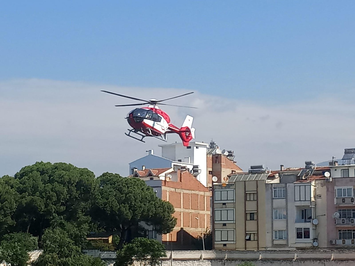 İzmir\'de hava ambulansı ayağı tarım makinesine sıkışan çiftçi için havalandı