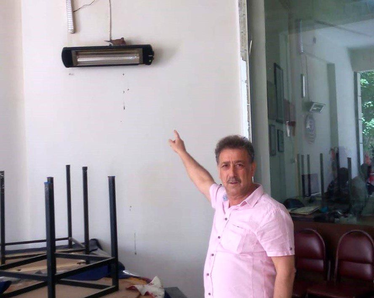 Kapalı kahvehaneye balkondan giren kumru ısıtıcının üzerine yuva yaptı