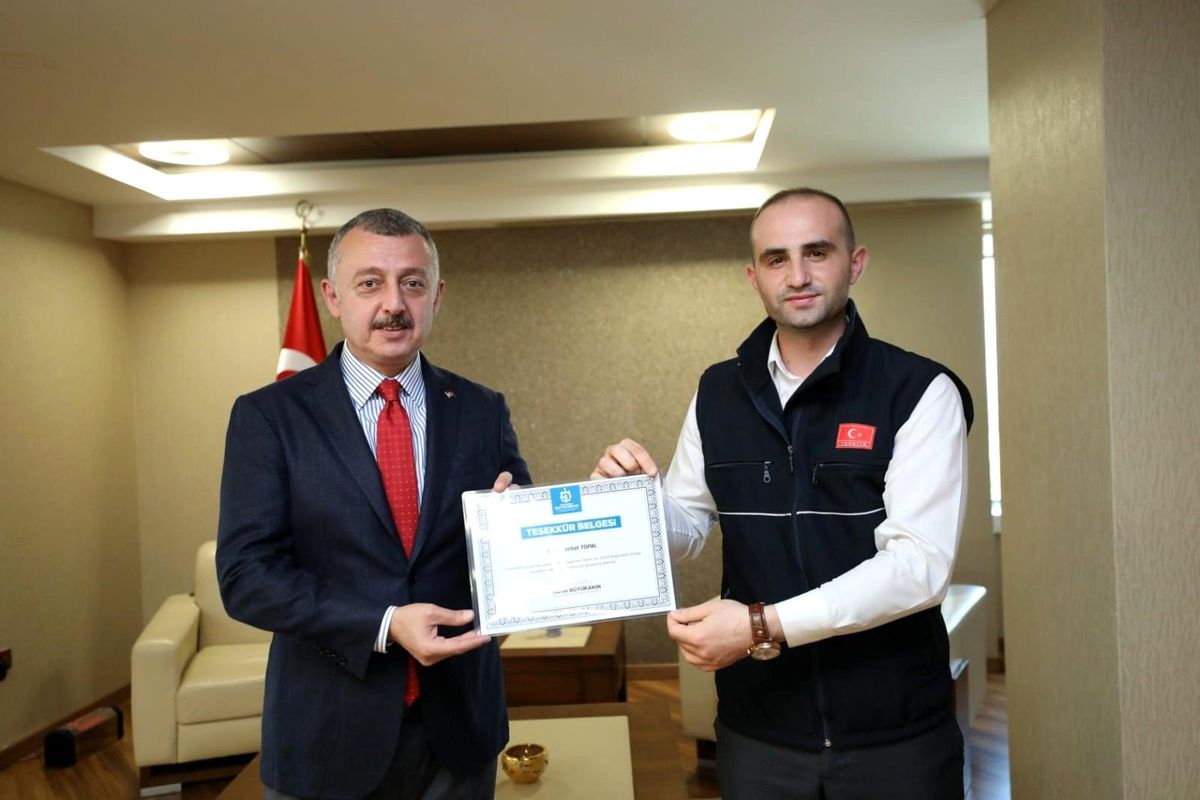 Kaplumbağayı kurtaran vatmana teşekkür belgesi verildi