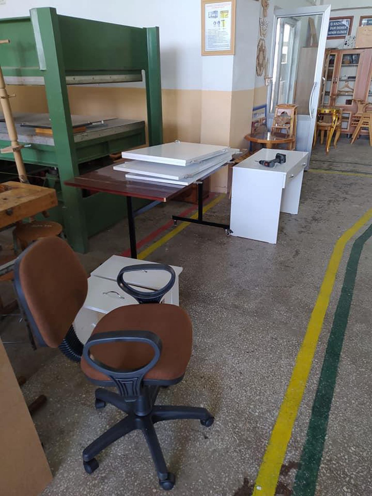 Karabük\'te meslek lisesi öğrencileri ihtiyaç sahibi aileler için çalışma masası ve dolap yaptı