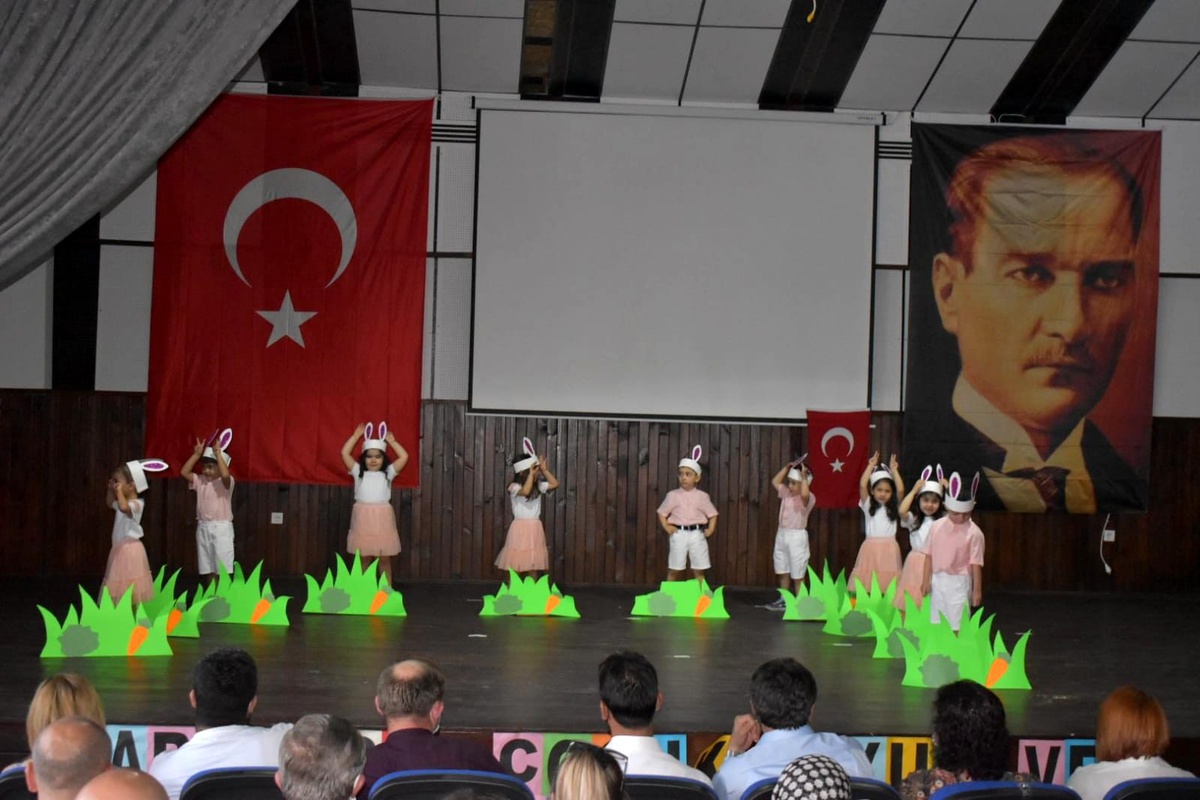 Karacasulu miniklerden yılsonu şenliği