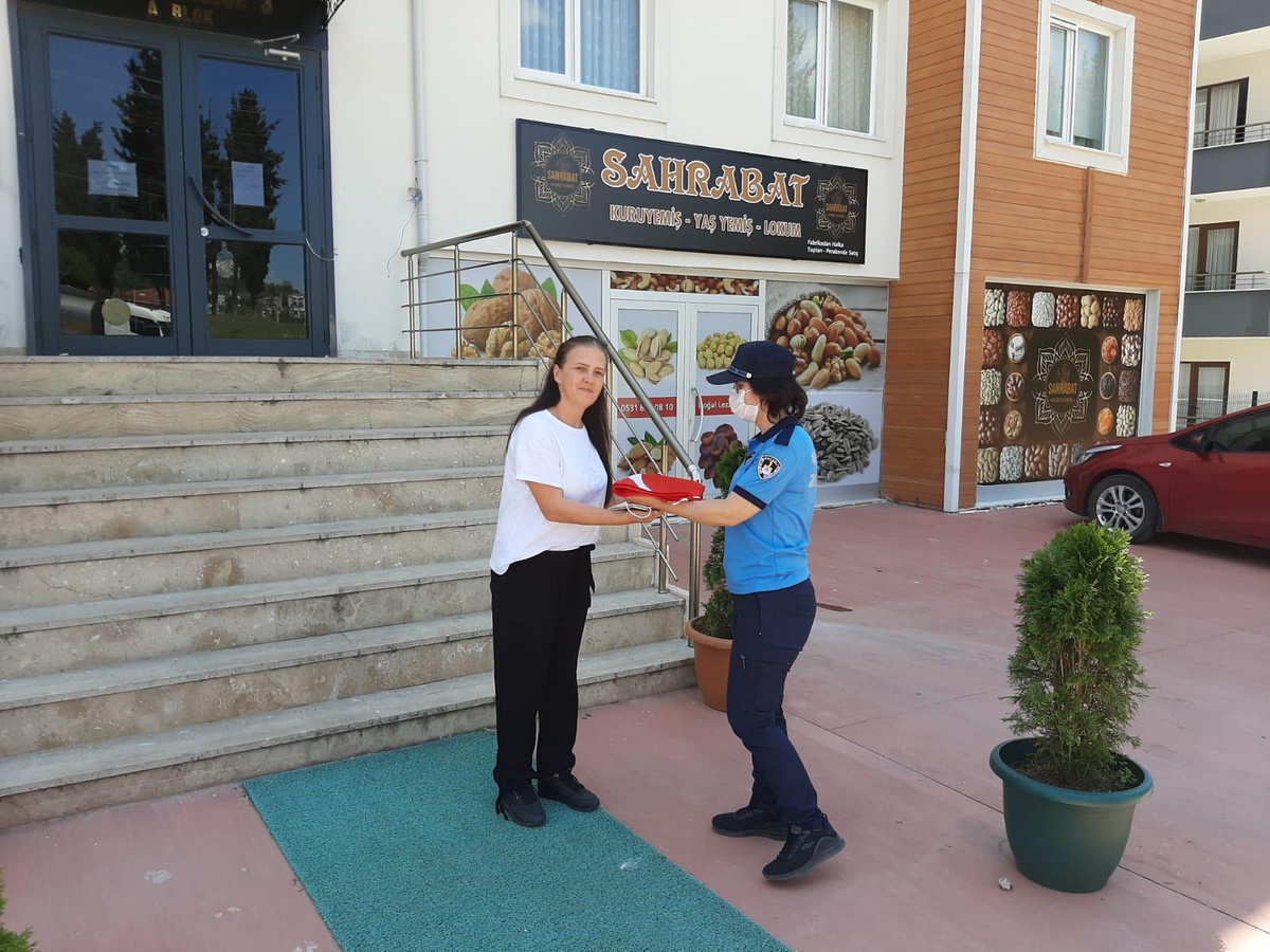 Kocaeli\'de yıpranan Türk bayrağı vatandaşın talebi üzerine zabıta ekiplerince değiştirildi