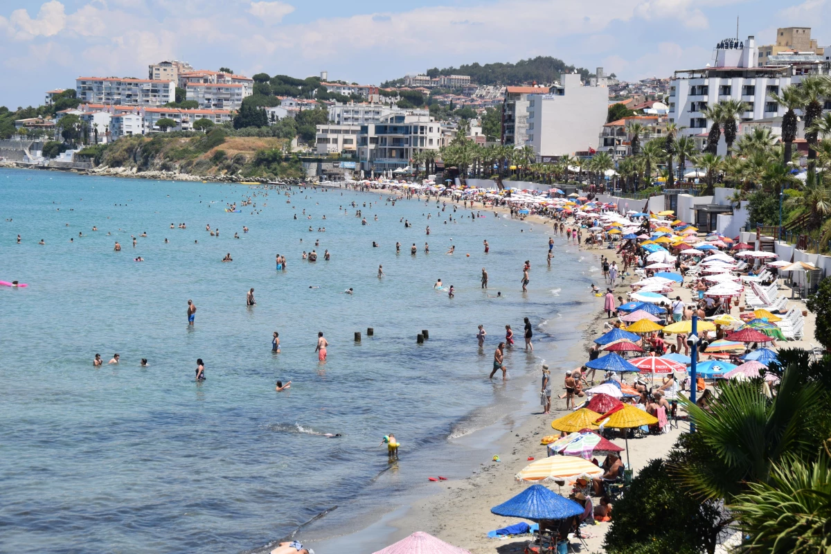 Kuşadası\'nda tatilciler plajlara akın etti