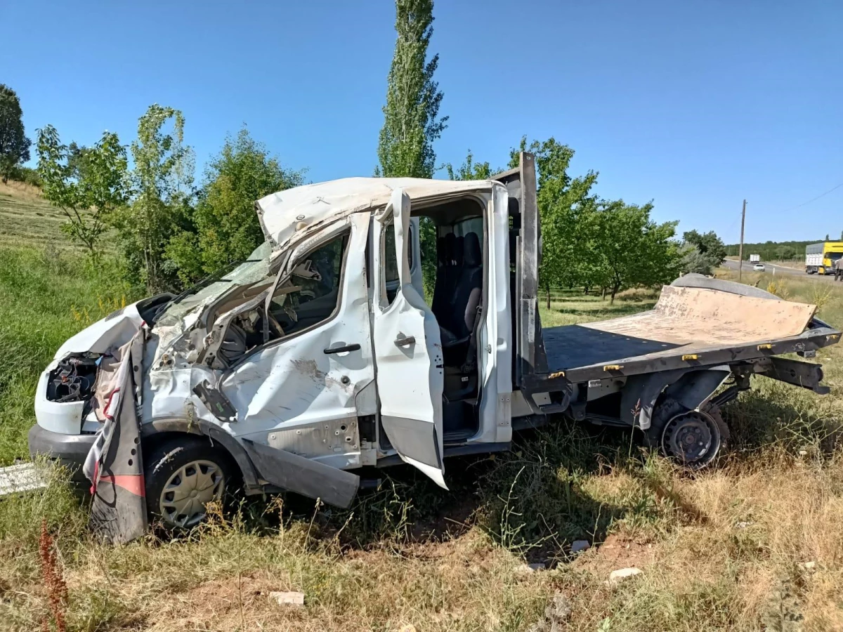 Malatya\'da kamyonet elektrik direğine çarptı: 3 yaralı