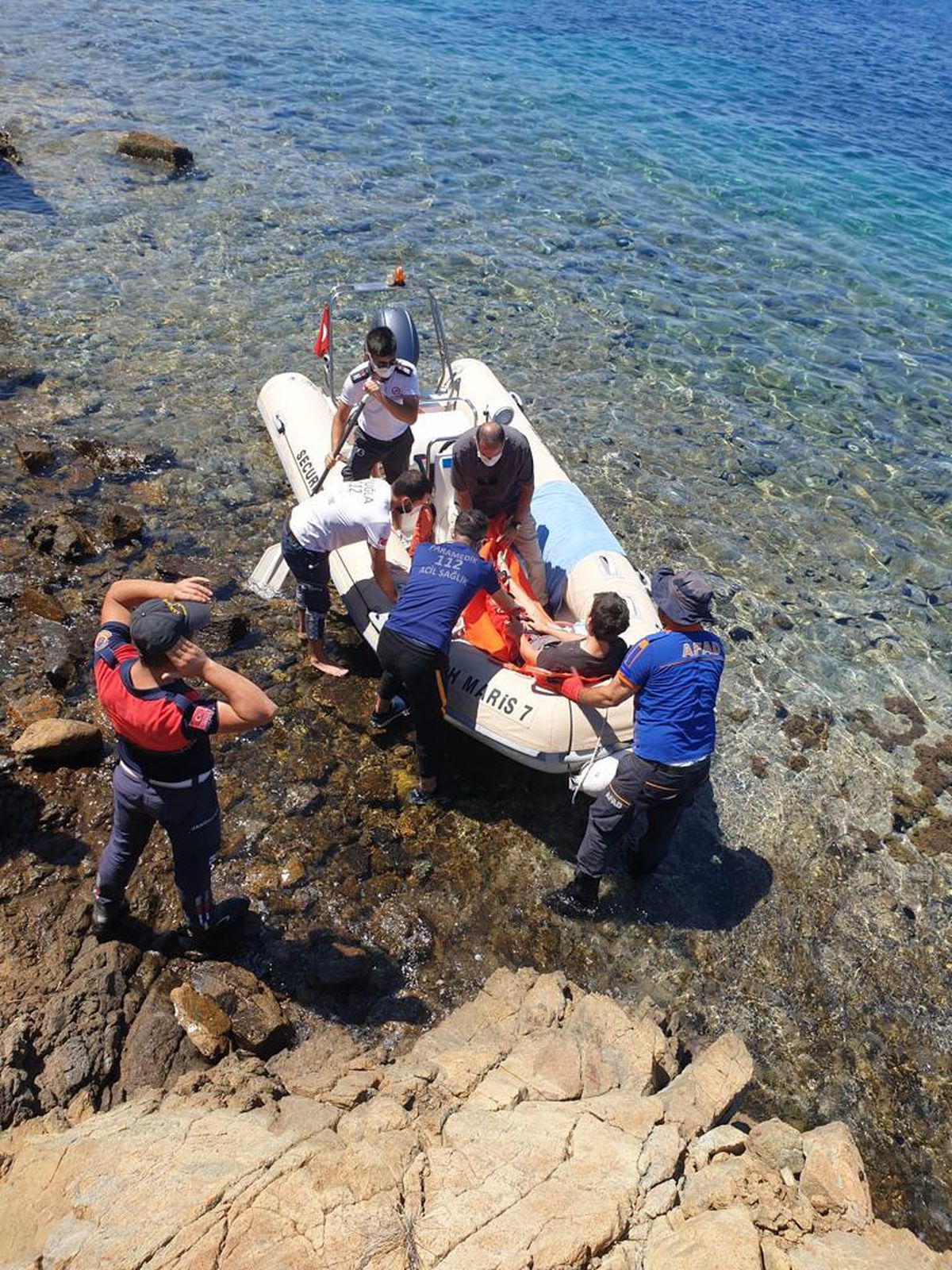 Muğla\'da balık tutmaya çalışırken kayalıklara düşen kişi ekiplerce kurtarıldı