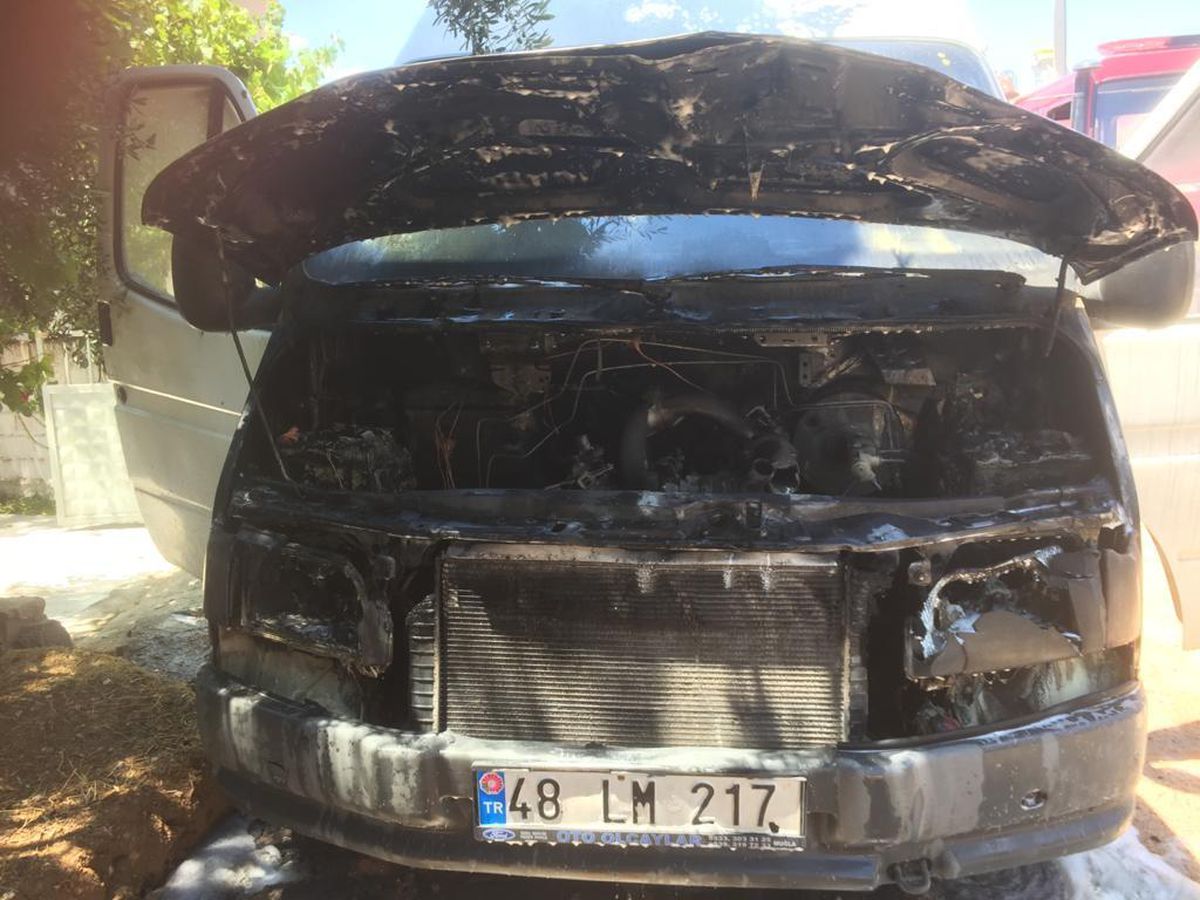 Muğla\'da park halindeki minibüs yandı