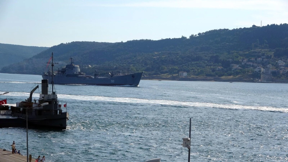 Rus savaş gemisi \'Saratov\' Çanakkale Boğazı\'ndan geçti