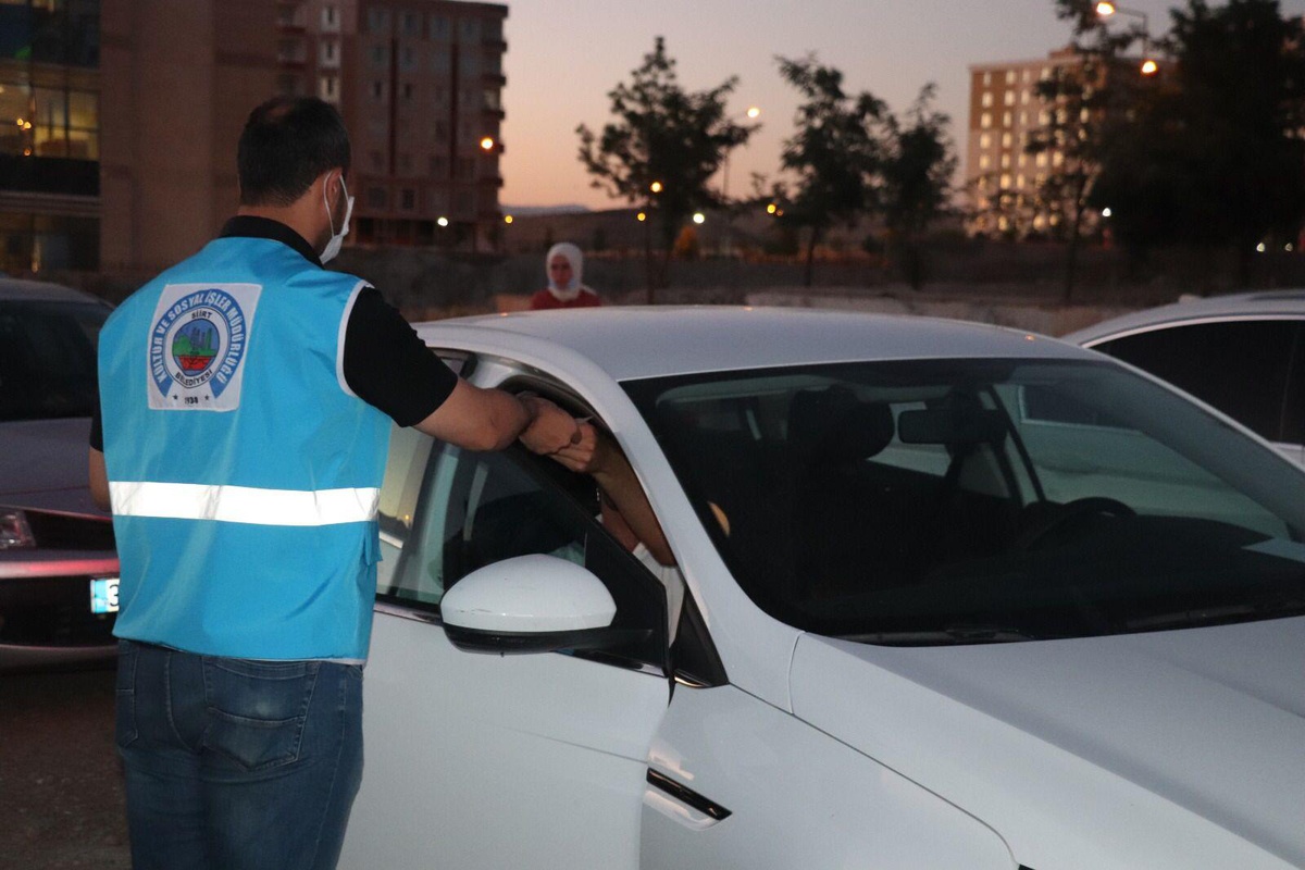 Siirt Belediyesinin açık hava sinema etkinliğine vatandaşlar ilgi gösterdi