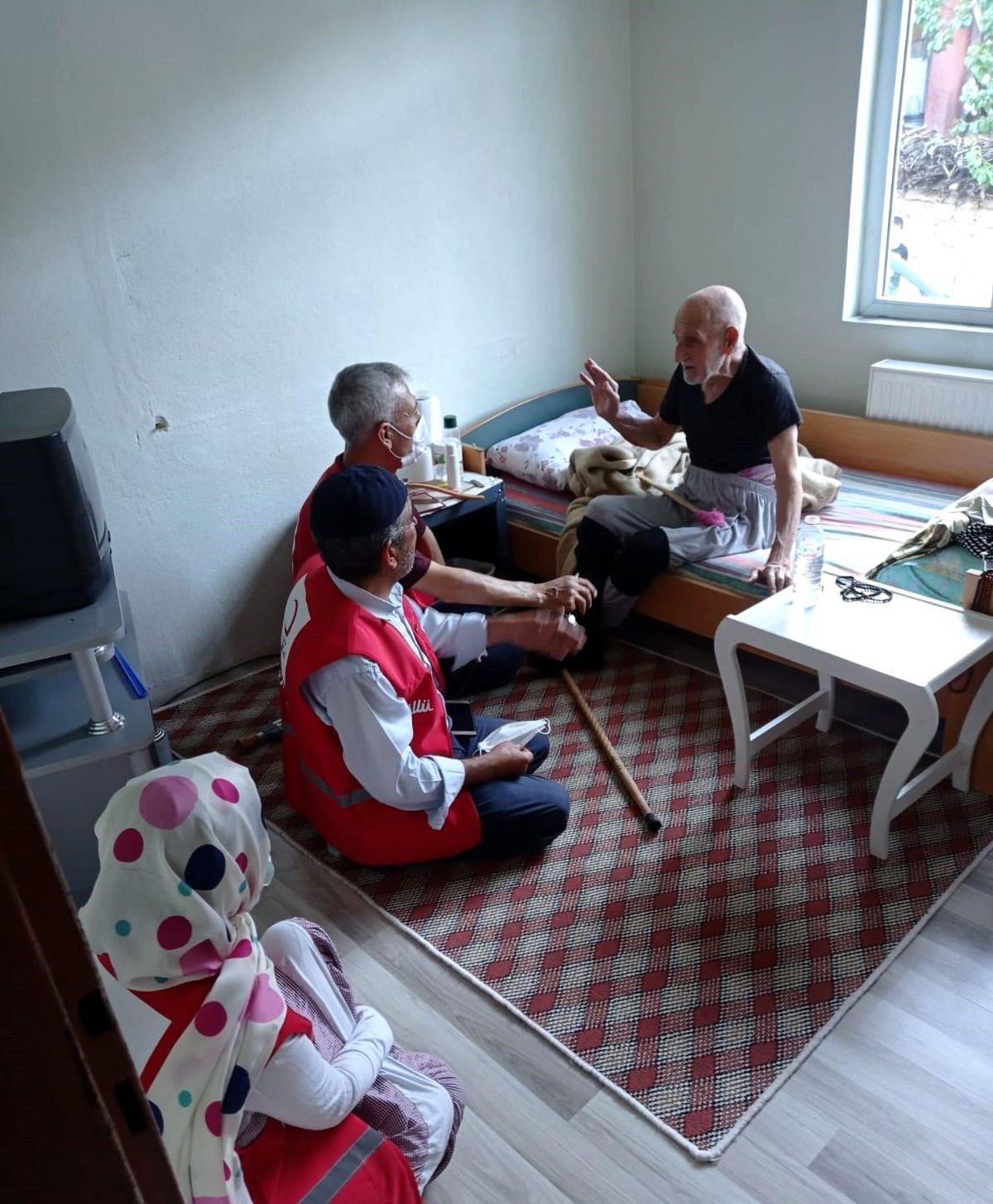 Türk Kızılayı\'ndan Dicle\'de engelli, hasta ve yaşlı ailelere ziyaret