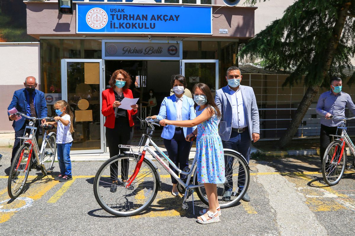 Uşak\'ta atık pil toplama yarışmasında dereceye giren öğrenciler ödüllendirildi