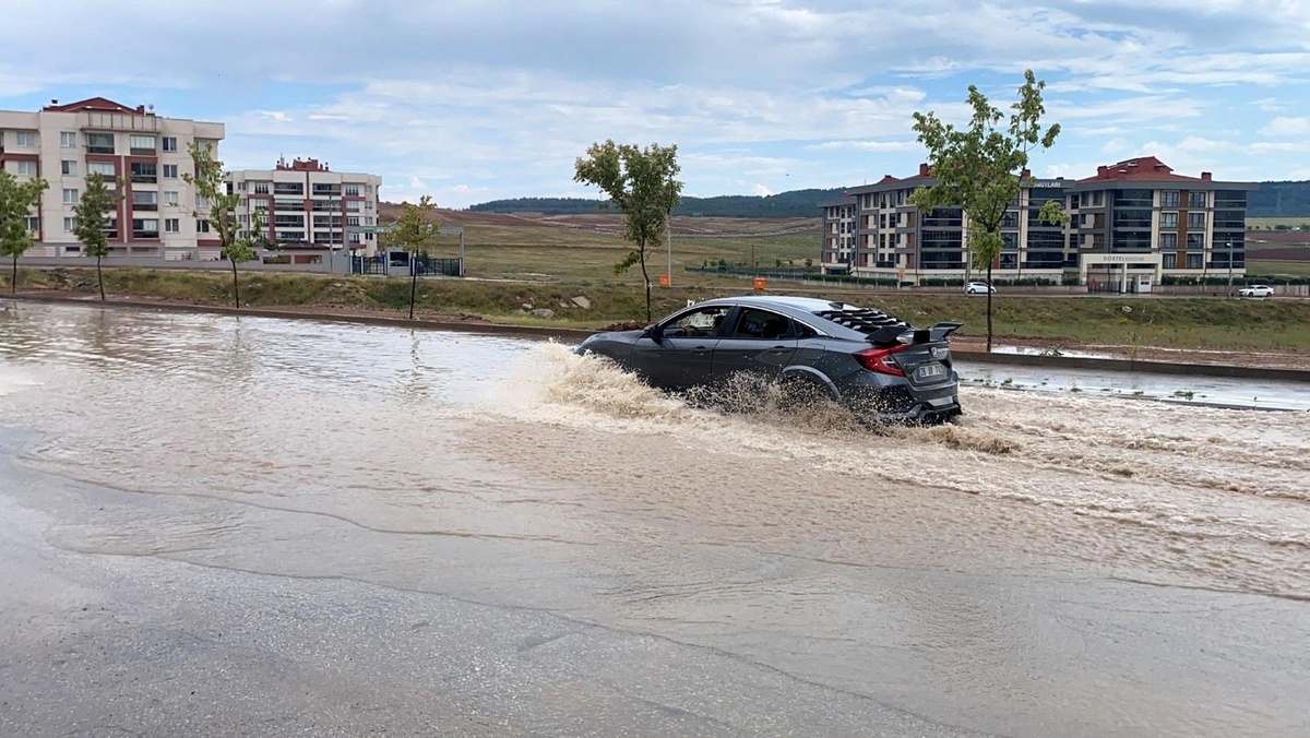 Yağış sonrası oluşan göletler araçları zora soktu