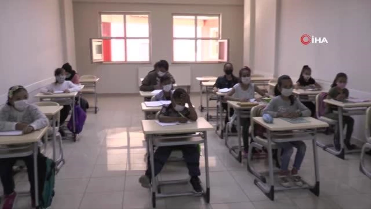 Afgan çocuklara Türkçe eğitimi