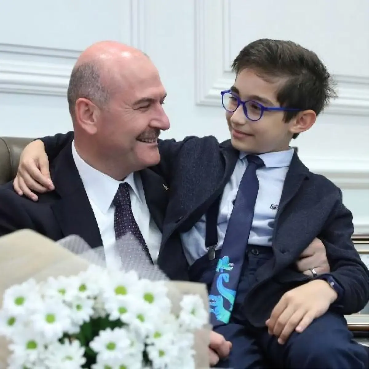 Bakan Soylu, şehit oğlu Talha\'yla çektirdiği fotoğrafı profil resmi yaptı