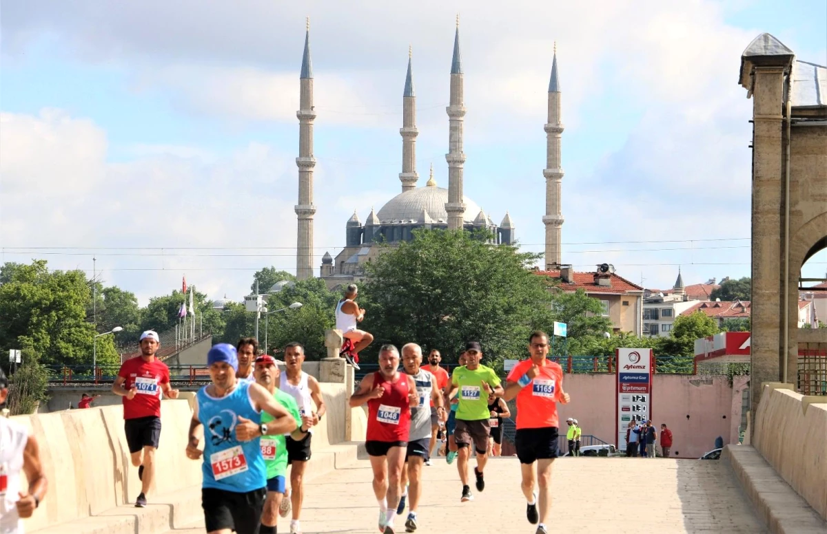 Edirne\'de 6. Sınırsız Dostluk Yarı Maratonu renkli görüntülerle son buldu