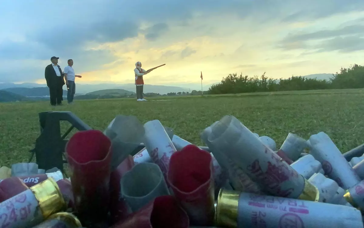 Son dakika haberleri... Eski milli atıcı, yetiştirdiği çocukları ve torunuyla "hedefi 12\'den vuruyor"