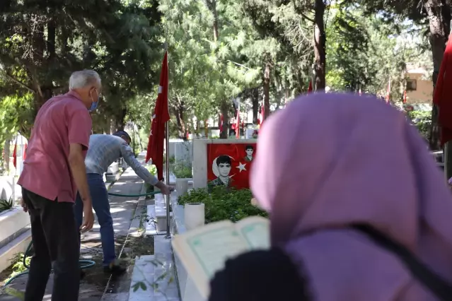 Şehit yakınları Babalar Günü'nde şehitliği ziyaret etti