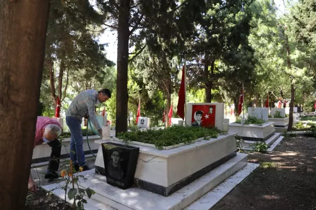 Şehit yakınları Babalar Günü'nde şehitliği ziyaret etti