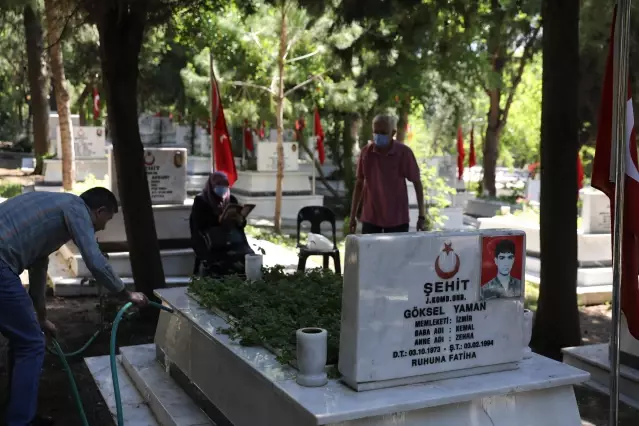 Şehit yakınları Babalar Günü'nde şehitliği ziyaret etti