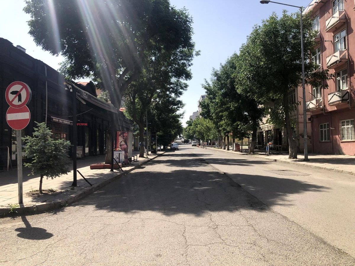 Kars\'ta caddelerde hafta sonu sessizliği