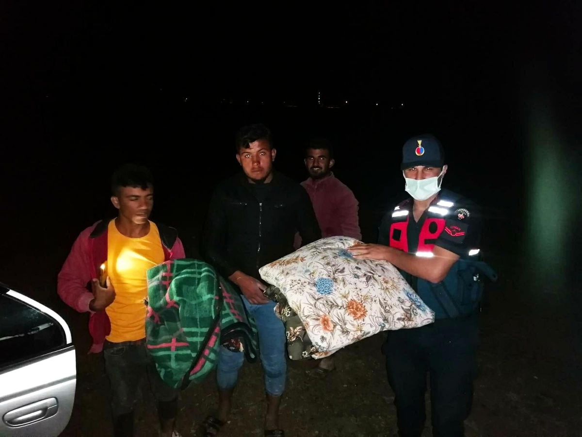 Sağanak mevsimlik işçilerin kaldığı çadırları kullanılmaz hale getirdi