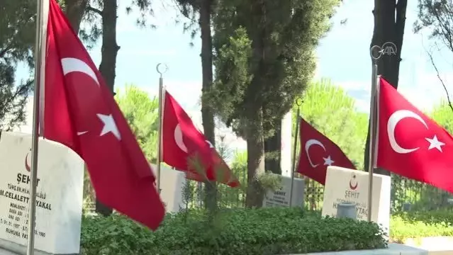 Şehit yakınları Babalar Günü'nde şehitliği ziyaret etti