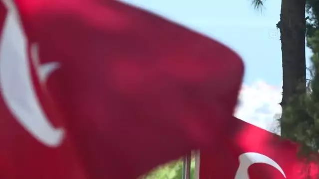 Şehit yakınları Babalar Günü'nde şehitliği ziyaret etti