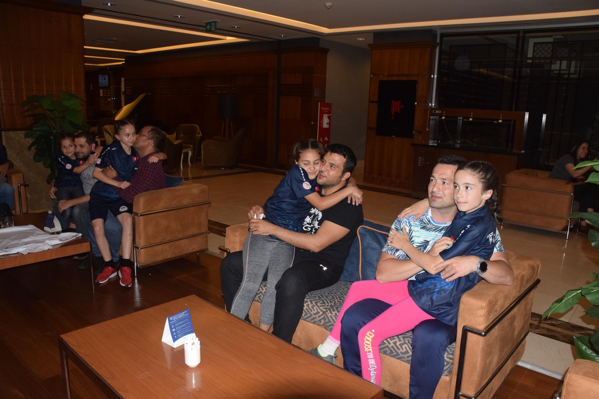 Short Track Milli Takım sporcularına "Babalar Günü" sürprizi