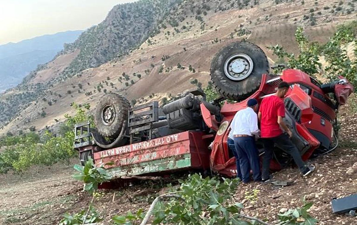 Siirt\'te yangını söndürmeye giden itfaiye aracı şarampole yuvarlandı: 2 yaralı