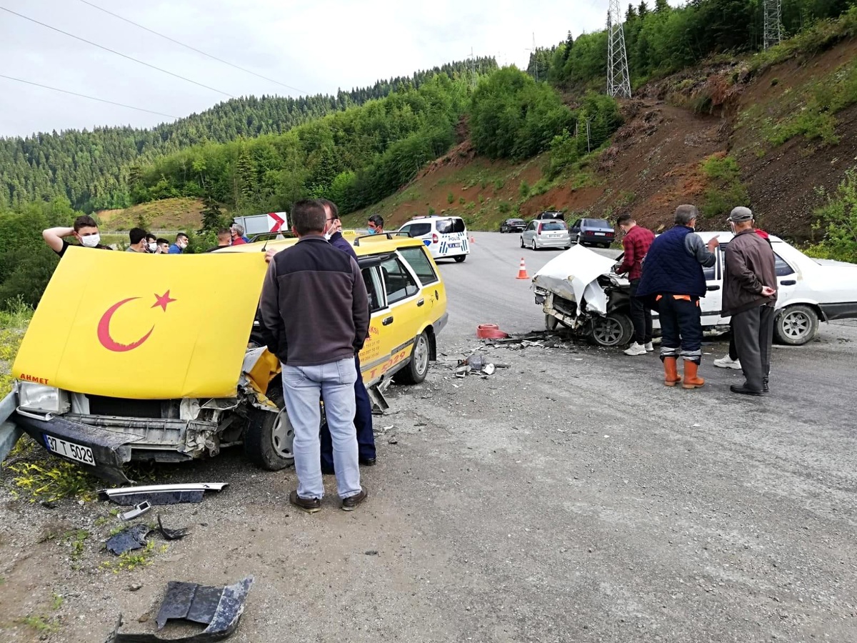 Ticari taksi ile otomobil kafa kafaya çarpıştı