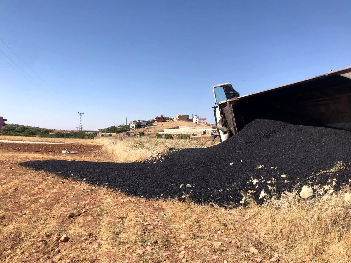 Yola çıkan araca çarpmamak için direksiyonu kırdı, kendi aracı devrildi