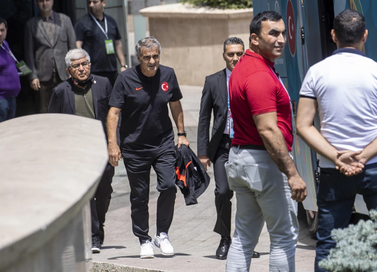 A Milli Futbol Takımı, Bakü\'de kaldığı otelden ayrıldı