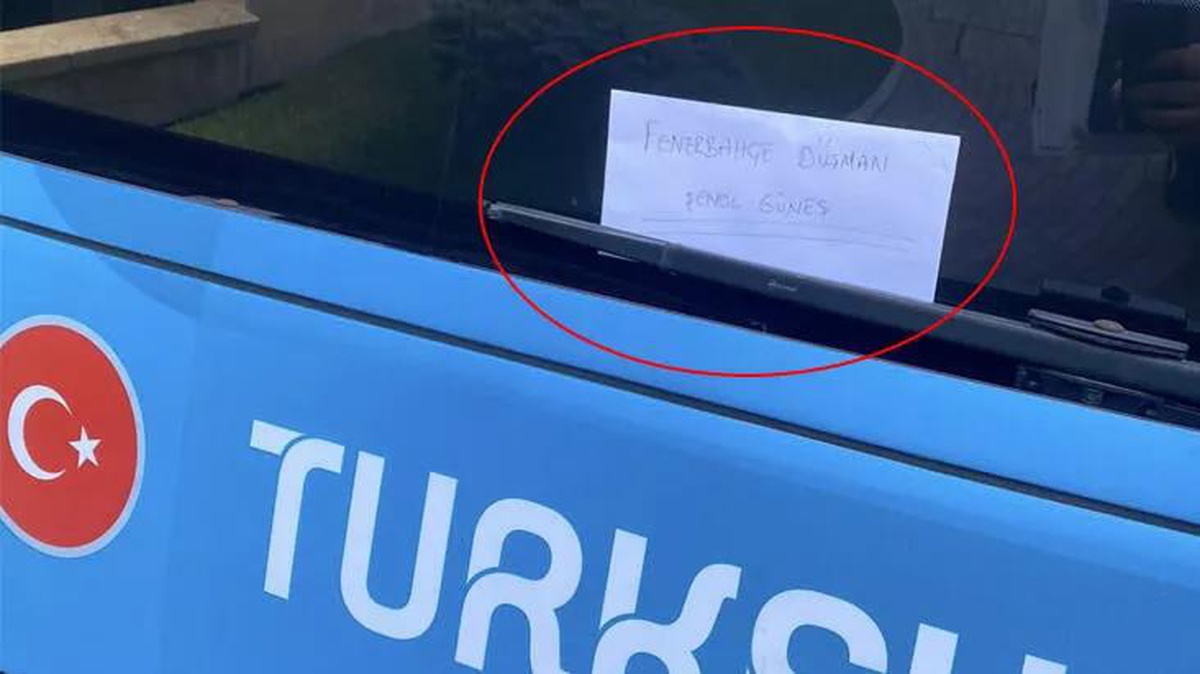 A Milli Takım otobüsünde cama \'Fenerbahçe düşmanı Şenol Güneş\' kağıdı yapıştırıldı