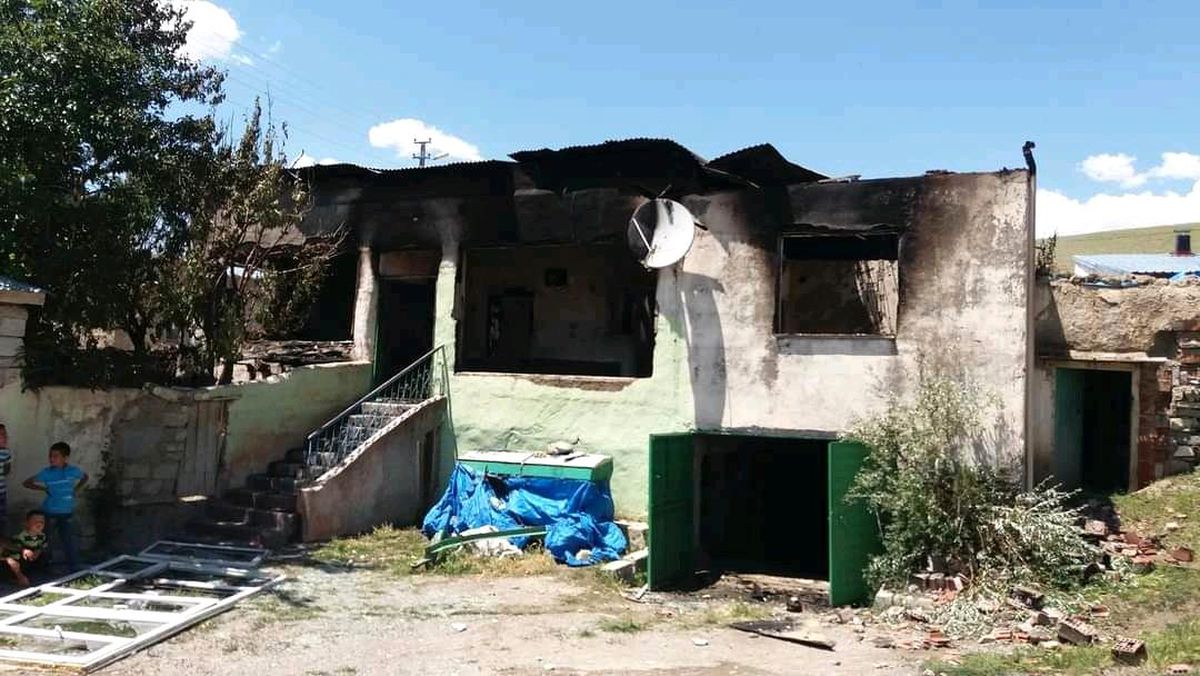 Alevlerin sardığı evden yaralı çıktı
