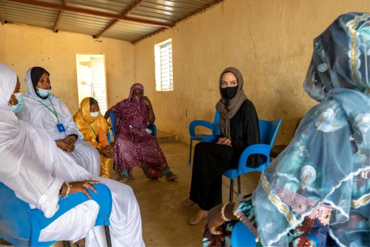Angelina Jolie, Burkina Faso\'daki bir mülteci kampını ziyaret etti