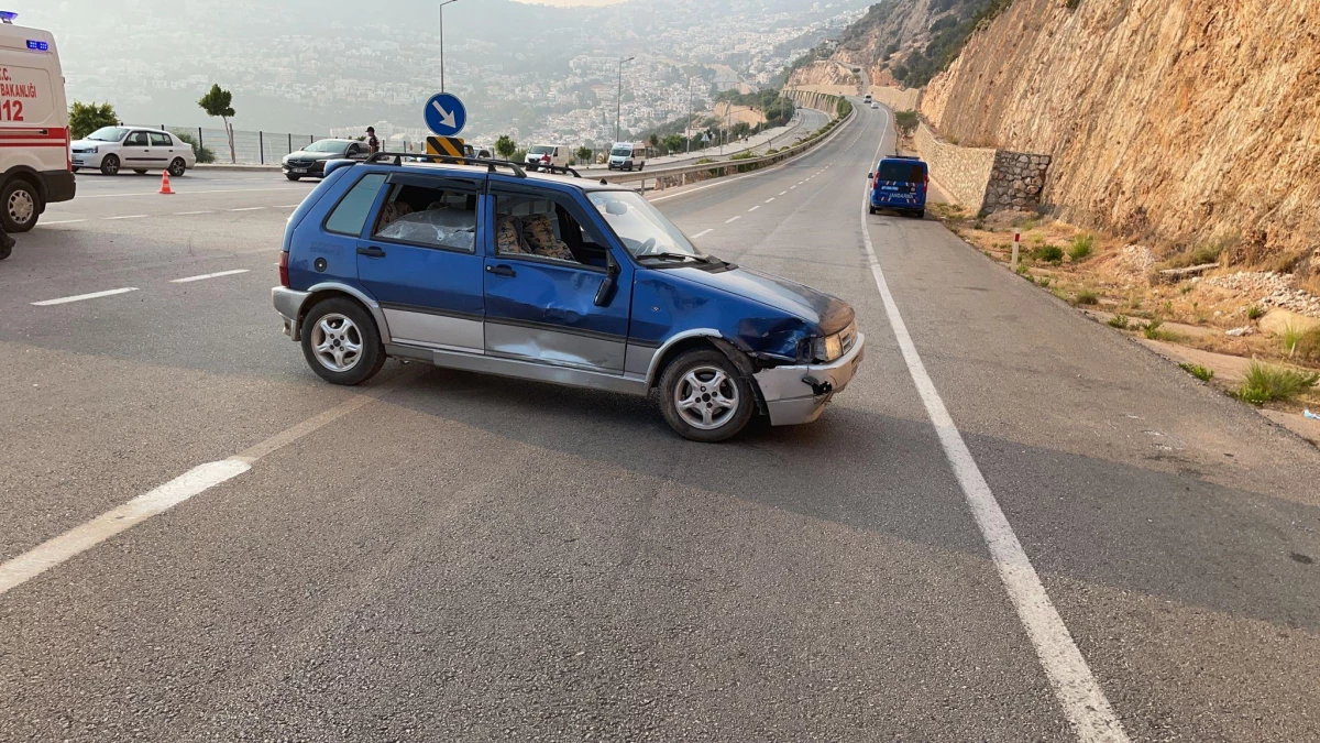 Antalya\'da otomobil ile motosiklet çarpıştı: 2 yaralı
