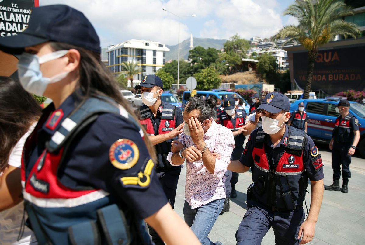Antalya ve Konya\'da göçmen kaçakçılığı yaptıkları iddia edilen 7 şüpheli yakalandı