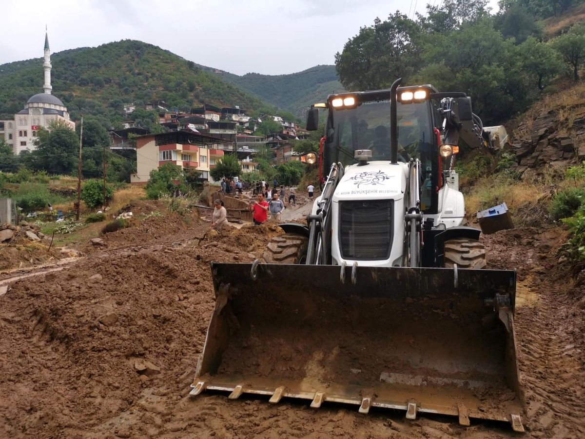 Aydın Büyükşehir Belediyesi\'nden taşkına anında müdahale