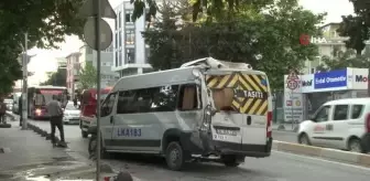 Bağcılar'da belediye otobüsü park halindeki servis araçlarına çarptı: 4 yaralı