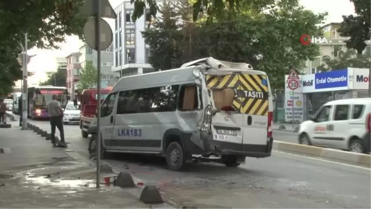 Bağcılar\'da belediye otobüsü park halindeki servis araçlarına çarptı: 4 yaralı