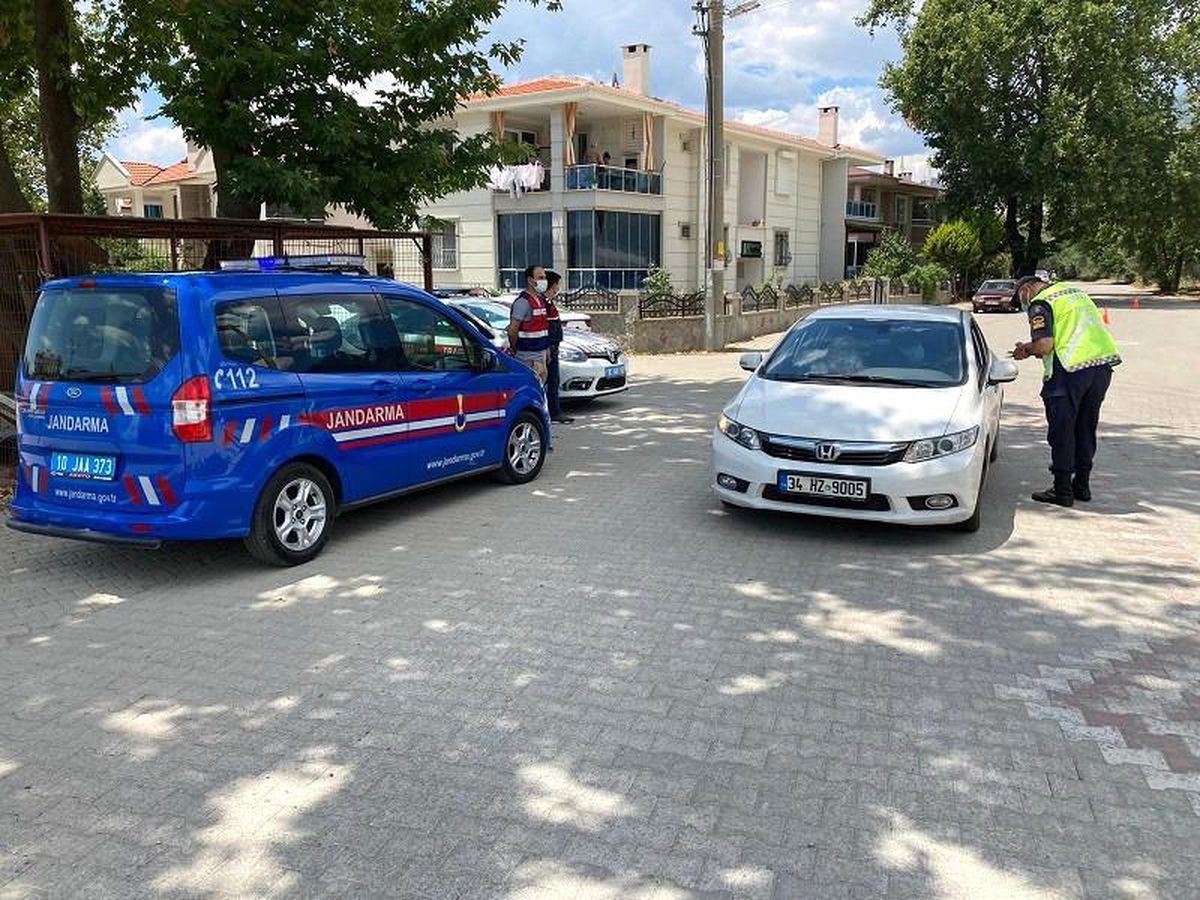 Balıkesir\'de jandarma \'yol öfkesi\' kontrollerini sıklaştırıldı