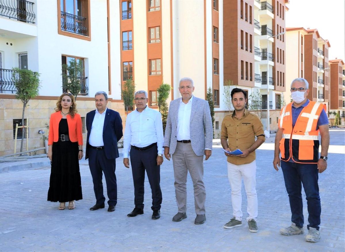 Başkan Güder deprem konutlarında incelemelerde bulundu