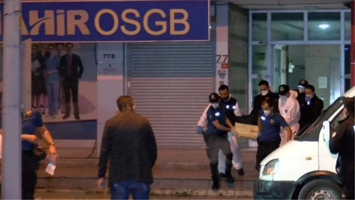 Son dakika haberi... Beylikdüzü\'nde bir dairede anne ve oğlunun cesetleri kapısında \'bomba düzeneği var yaklaşmayın\' notu yazan odalarda bulundu (2)