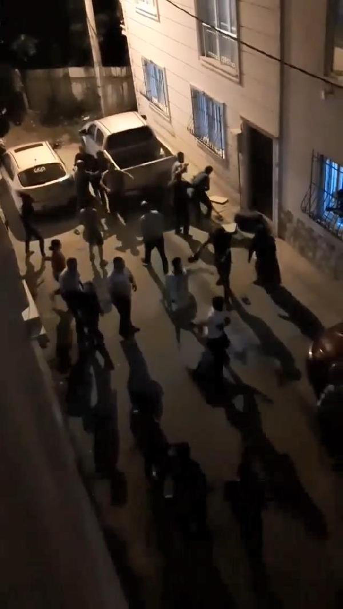 Bursa\'da ailelerin taşlı- sopalı kavgası kamerada